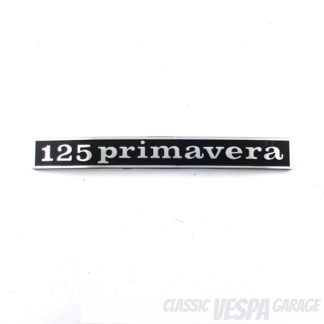 Schriftzug Vespa Primavera 125 hinten gerade